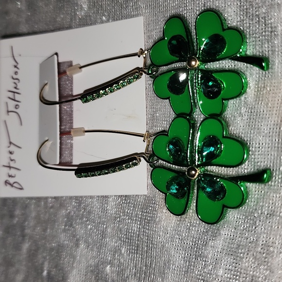 ☘️✨️💚NWT BETSEY JOHNSON SHAMROCK / CLOVER EARRINGS 💚✨️☘️ - Picture 8 of 8